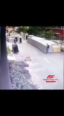 Un ouvrier échappe de justesse à la mort lorsqu'une grue s'effondre sur un chantier en Chine