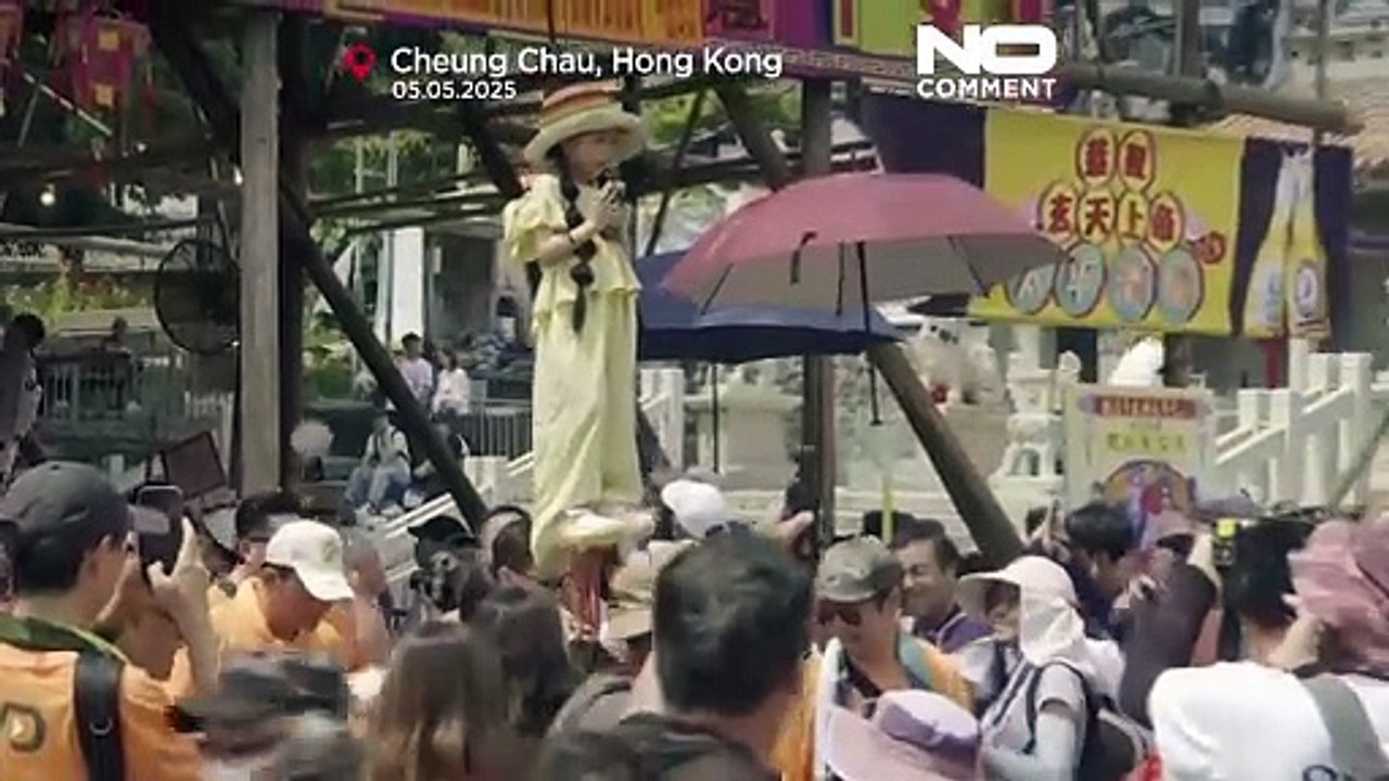 Bunte Parade eröffnet Cheung Chau Bun Festival in Hongkong