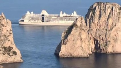 «L’inchino» della nave da crociera al largo di Capri: passa a poca distanza dai Faraglioni