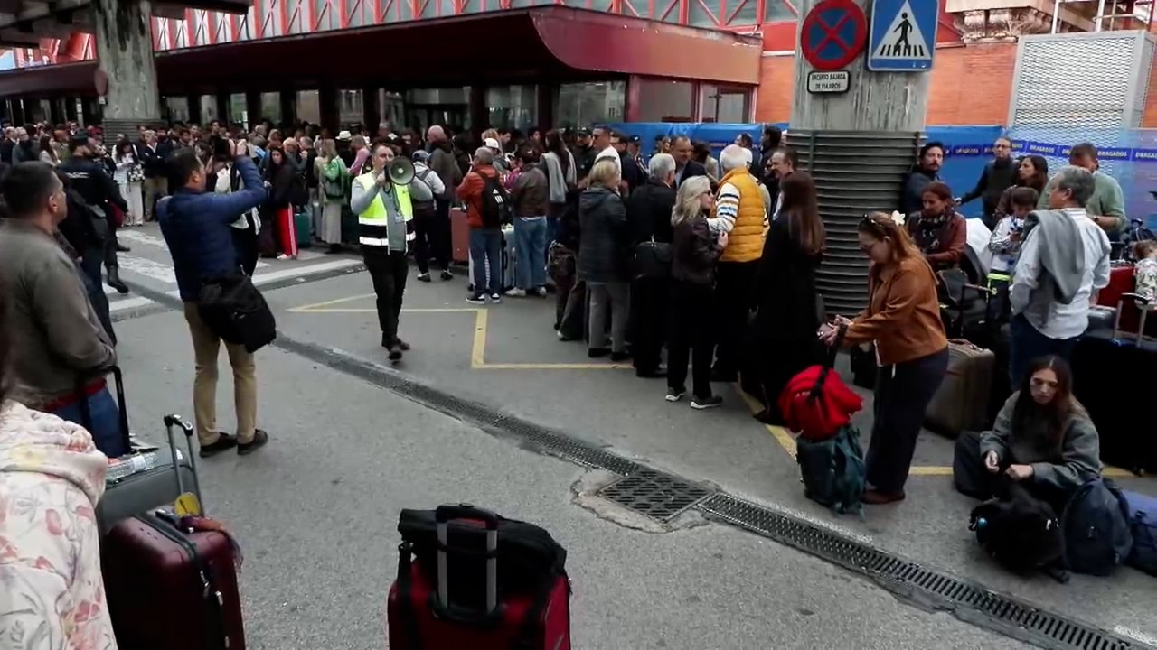 Largas esperas en Atocha tras el robo de cable que ha paralizado trenes