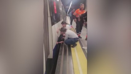 Tensión en el metro con el rescate a un joven tras quedarse atrapado entre el vagón y el andén