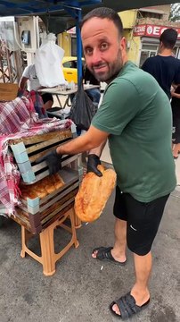 Gariban börekçisinde domates turşu ve kol böreği 65 liraya kahvaltı.