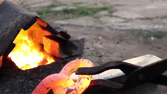Forging a WAKIZASHI out of Rusted Iron CHAIN
