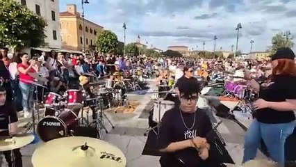 La Maddalena, 50 batteristi da tutta la Sardegna infiammano la piazza
