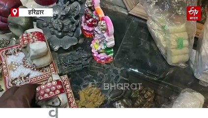 दुकान के शोकेस में जा बैठा भारी भरकम अजगर,  डर से लोगों के छूटे पसीने, वन कर्मियों ने किया रेस्क्यू