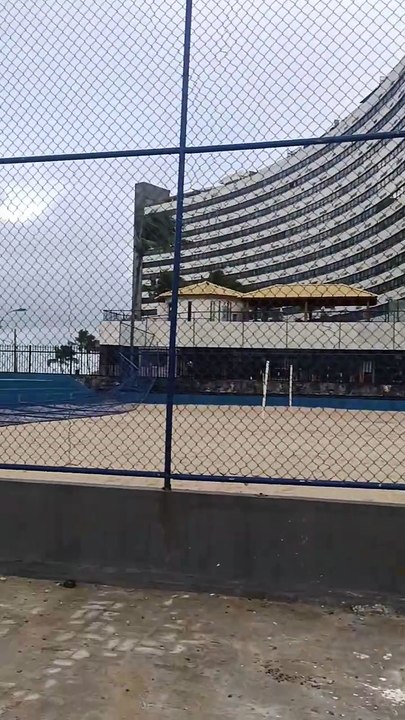 Fortes ventos derrubam alambrado de quadra esportiva em Ondina