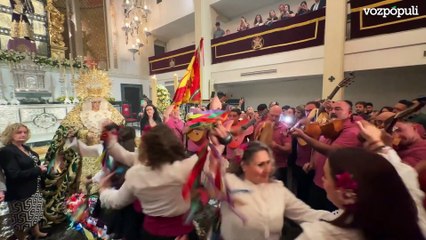 Un grupo de verdiales canta a la Virgen de la Esperanza antes de su viaje a Roma por el Jubileo