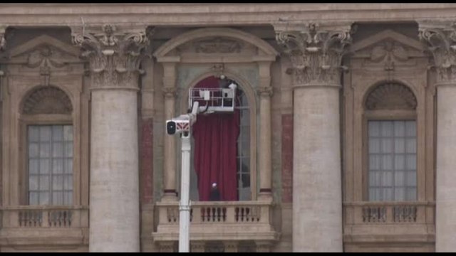 A San Pietro si prepara il balcone da cui si affaccerà il nuovo Papa