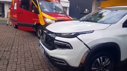 Siate é acionado após acidente entre Toro e Classic no Centro de Cascavel