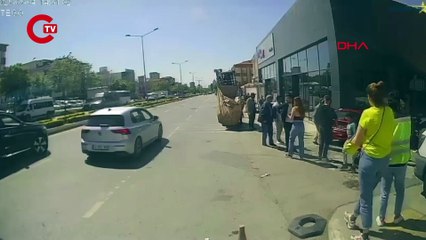 Yol kenarında yürürken aracın çarptığı kadın metrelerce savruldu!