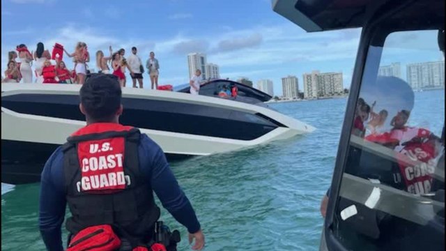 VIDEO | Yate de lujo se hundió en Miami con 32 personas a bordo, incluyendo varios influencers