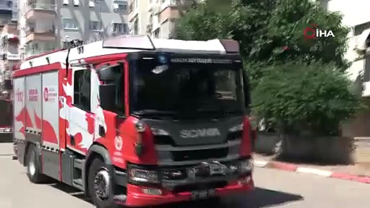 Dairede çıkan yangın apartmanı dumana boğdu