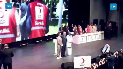 Sinan Akçıl, Erdoğan'ın elini öptükten sonra Kızılay için bestelediği şarkıyı söyledi