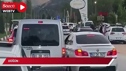 Düğün konvoyunu yarışa çevirdiler: Tehlikeli anlar kamerada