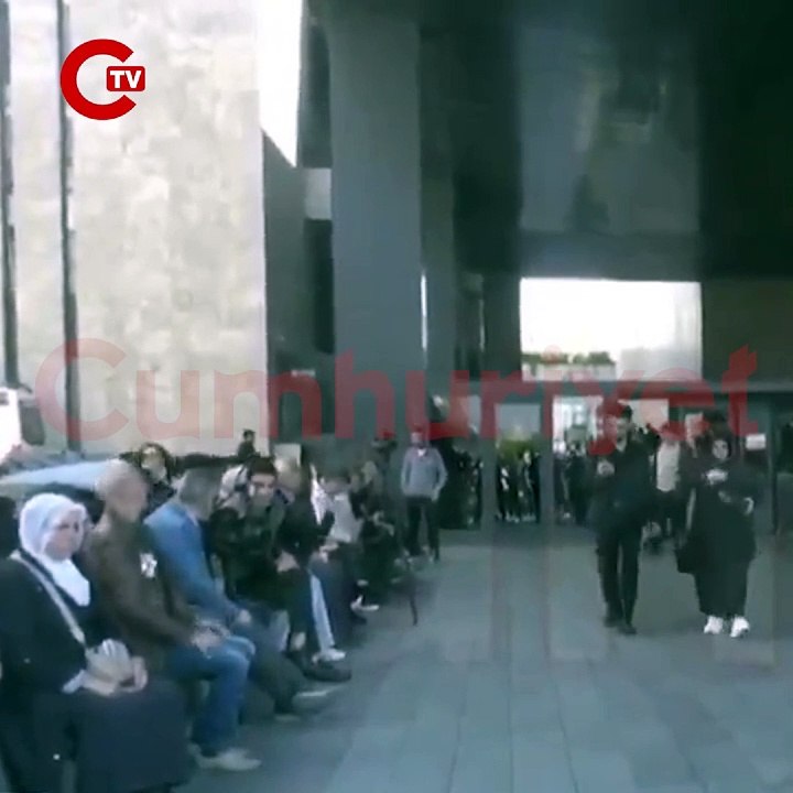 Özgür Özel’e yumruklu saldırıyı gerçekleştiren Selçuk Tengioğlu, protokol çıkışında Özgür Özel’i beklerken elleriyle açma-germe ısınma hareketleri yaptığı ortaya çıktı