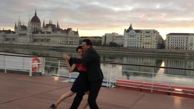 Merano, la candidata sindaca Katharina Zeller balla sul Danubio a ritmo dello swing