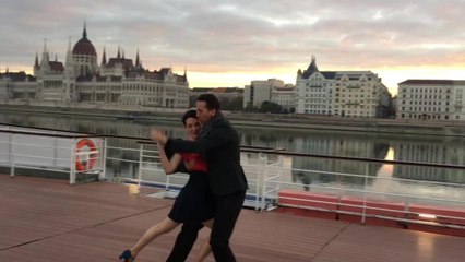 Merano, la candidata sindaca Katharina Zeller balla sul Danubio a ritmo dello swing