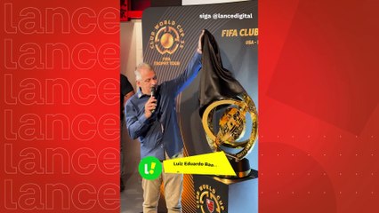 Presidente do Flamengo apresenta a taça do Mundial de Clubes