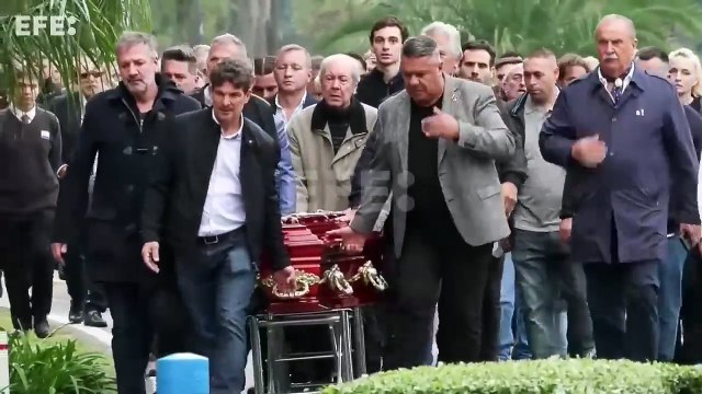 Aplausos y emociones a flor de piel en la despedida a Menotti en Argentina