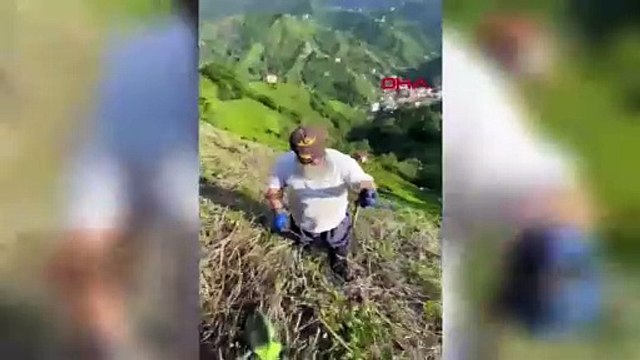 Rize'den şaşırtan görüntüler! Korkusuz çiftçi yılanı boynuna doladı