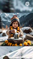 छोटा बच्चा पर्वतों के पास