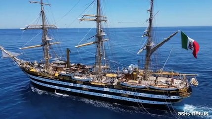 Nave Amerigo Vespucci incontra la costa orientale della Sicilia