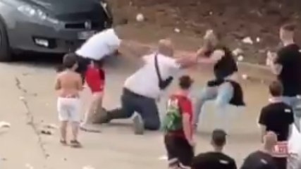 Bari, tifosi picchiano un uomo davanti a suo figlio: il video del vergognoso episodio