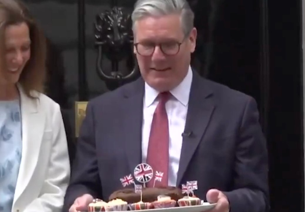 VE Day 80: Keir Starmer hands out cake to veterans at Downing Street tea party