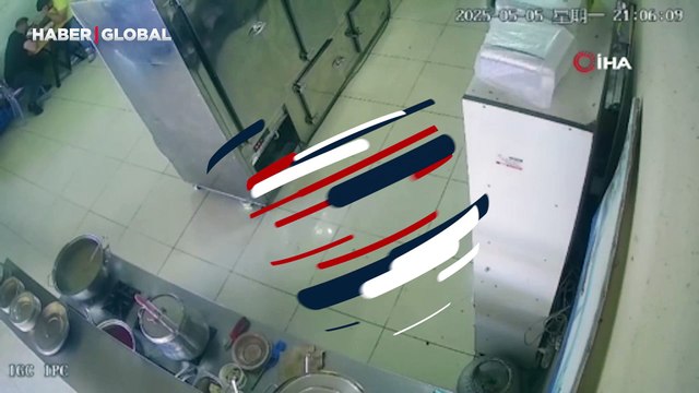 Düdüklü tencere bomba gibi patladı, lokanta çalışanı saniyelerle kurtuldu! O anlar kamerada