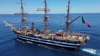 La nave AmerigoVespucci è in navigazione lungo la costa orientale della Sicilia