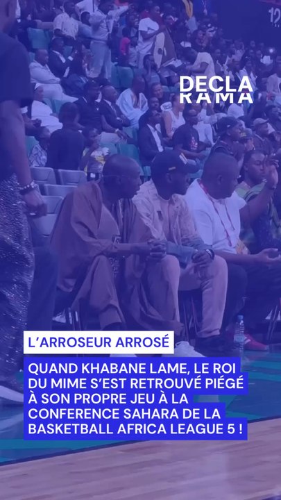 DeclaFlash Sport - L’arroseur arrosé ! 🤣Khaby Lame, roi du geste muet et des mises en scène absurdes, s’est retrouvé piégé à son propre jeu lors de la Conférence Sahara de la Basketball Africa League 5