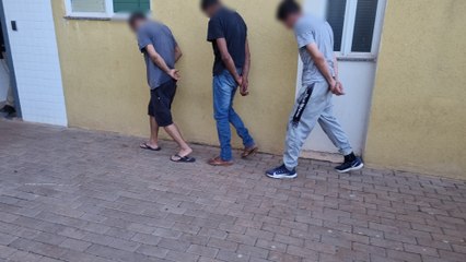 Vítima reconhece mala furtada e aciona polícia: suspeitos são detidos