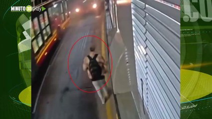 Por intentar colarse en el TransMilenio casi lo manda pa'l otro lado