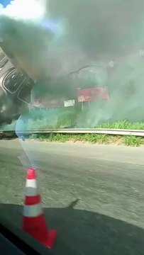 Grande BH: carro de luxo fica destruído ao pegar fogo na BR-040