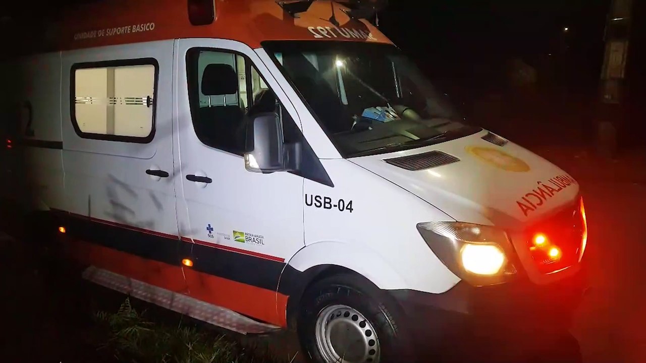 Motociclista é socorrido pelo Samu ao se envolver em acidente na Rua Maracaí