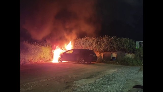 Nuoro, attentato nella notte: in fiamme l'auto di una guardia giurata