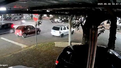 "Que bordoada" Imagem flagra forte batida entre carro e moto no Bairro São Cristóvão