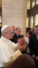 León XIV bendice a grupo de latinos