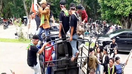 GERAKAN MAHASISWA MALAKA (GEMMA) KEFAMENANU GEREBEK BUPATI DAN WAKIL BUPATI MALAKA