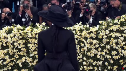 Rihanna desvela su tercer embarazo en la alfombra roja de la Met Gala 2025