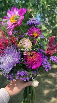 Send this video to someone who deserves the biggest bouquet of fresh flowers If you’ve been struggling lately, you’re not alone. You’ll get through this rough patch, hold on a little longer. #cottagegarden #cutfl