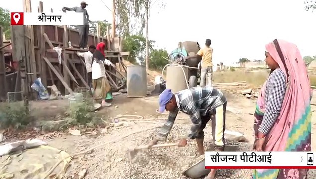 जम्मू कश्मीर: भारत-पाकिस्तान के बीच बढ़ते तनाव के बीच नियंत्रण रेखा के पास के गांव में बनाए जा रहे हैं बंकर