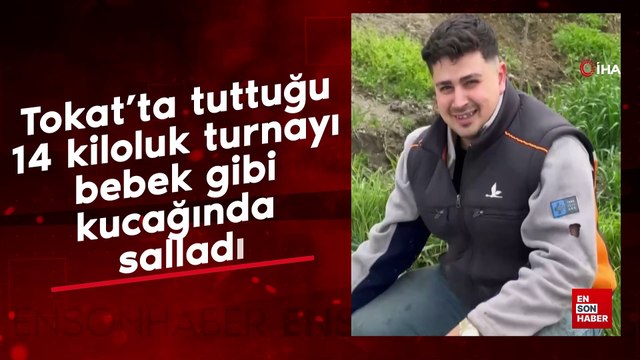 Tokat’ta tuttuğu 14 kiloluk turnayı bebek gibi kucağında salladı
