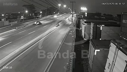 Motorista dorme ao volante e carro com filho e colega capota