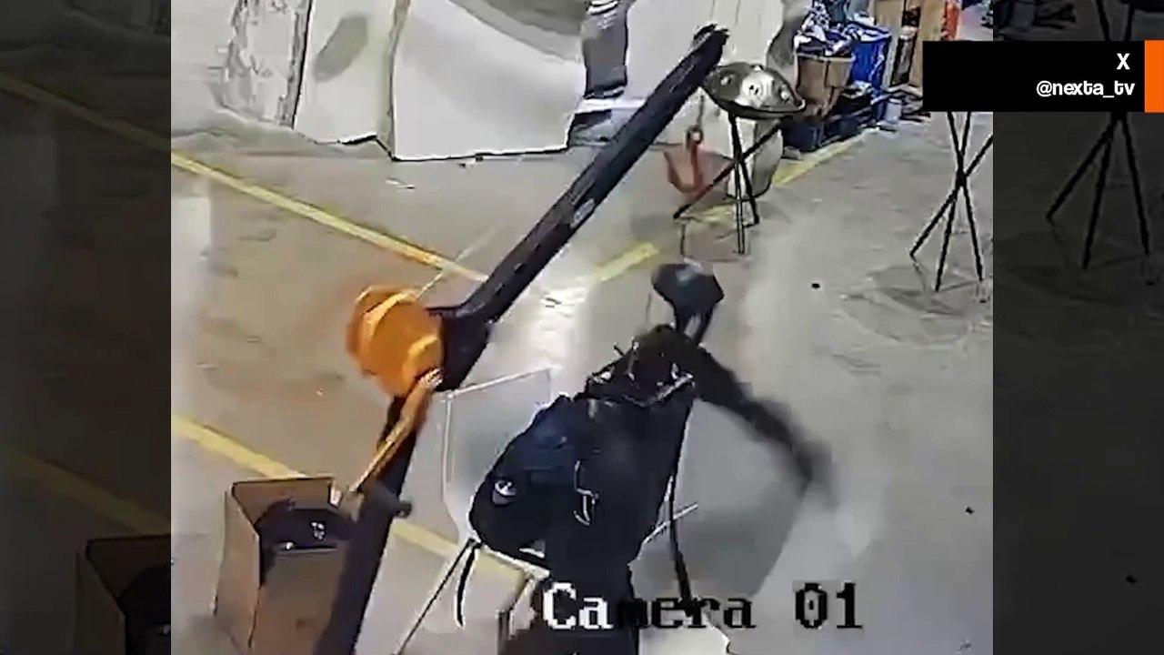 Gergin video: Çin’de bir fabrikada insansı robot, kendisini kontrol eden adamlara saldırmaya çalıştı