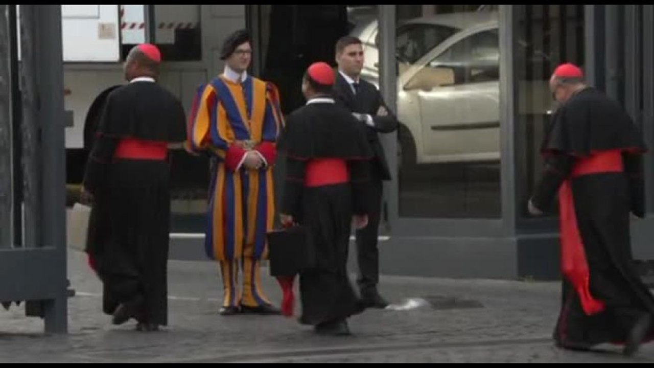 L'arrivo dei cardinali per l'ultima congregazione prima del conclave