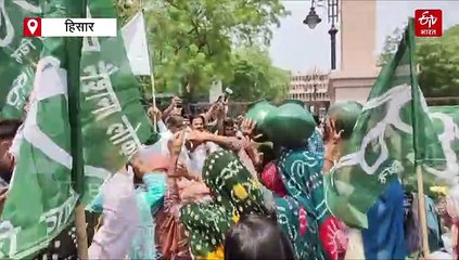 पंजाब सरकार के खिलाफ हिसार में इनेलो का मटका फोड़ प्रदर्शन, प्रदर्शनकारियों ने चेताया- पानी के बदले रास्ता रोकेंगे हम