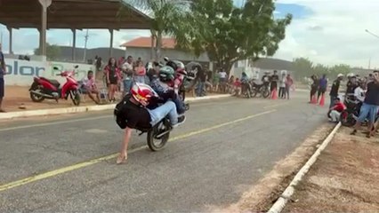 Prefeito “dá uns grau nervoso” em garupa de motocicleta