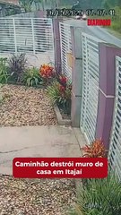 Caminhão carregado de entulho destrói muro de casa