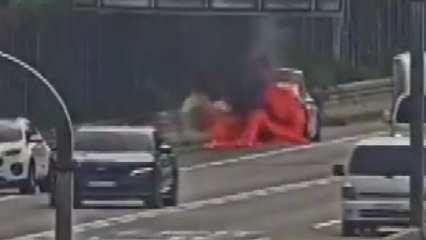 당진대전고속도로 달리던 BMW 화재..."하부서 불꽃" / YTN